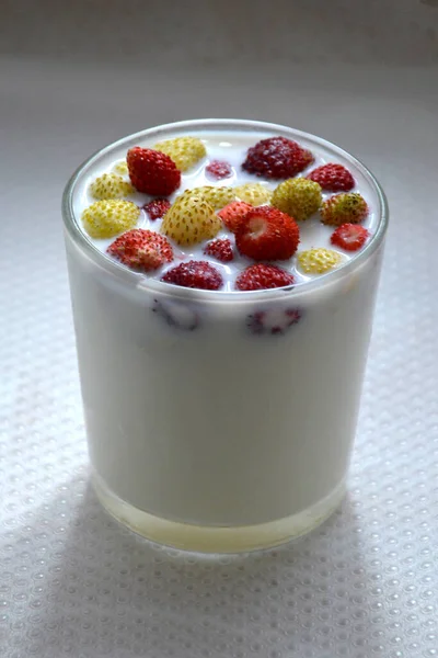 Glass Milk Strawberries Close Fresh Strawberries Glass Natural Milk Vitamin — Stock Photo, Image