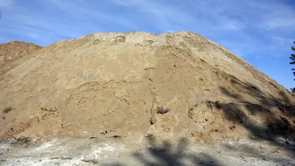 Un tas de sable de rivière de construction. Matériaux de construction pour faire la fondation d'une maison. — Video