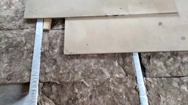 Yerler ısınıyor. Kaya yünüyle yer yalıtımı. Ev yapımı mineral yünü. Yalıtım. İnşaat ve inşaat malzemeleri.