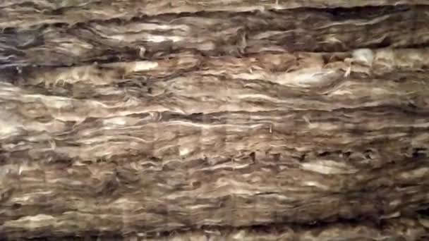 Feuilles de laine minérale en gros plan. Laine minérale en construction. Isolation dans une pile. Construction et matériaux de construction. — Video
