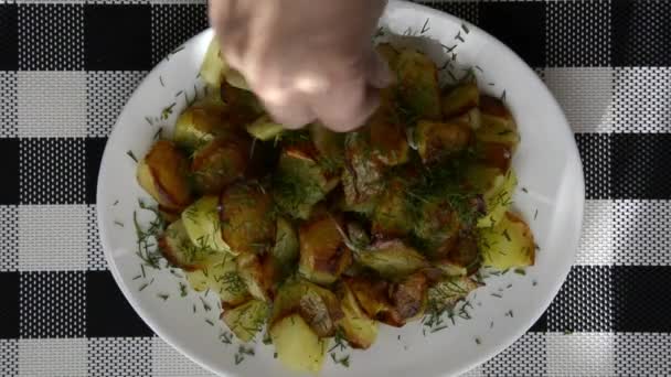 Žena položí na smažené brambory nasekaný kopr. — Stock video