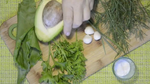 Die Frau zeigt, was für einen Gemüsesalat nötig ist. Kochen diätetischer Mahlzeiten. — Stockvideo