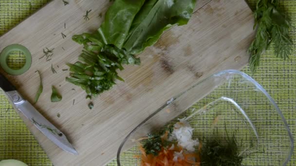 Femme coupe des légumes verts pour la salade de légumes. Cuisiner des repas diététiques. — Video