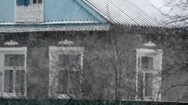 Pencerenin dışında karlı bir hava var. Kar caddeyi süpürüyor. Köyde kar fırtınası ve kar fırtınası.