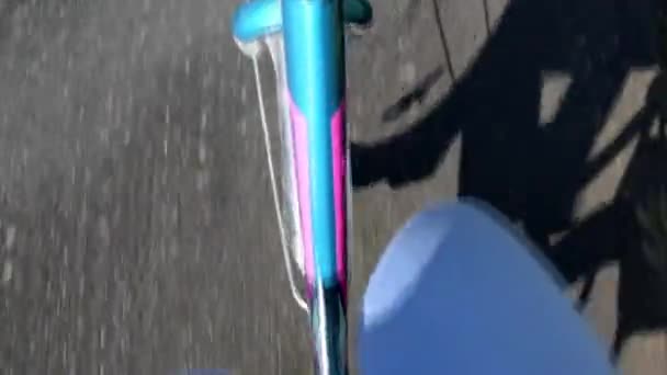 The cyclist pedals on the bike. An athlete in motion on the track. Knee legs and bike frame. The wheel moves through the water, splashes of water scatter to the sides. — Stock Video