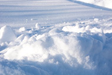 Kar yağışı yaklaşıyor. Gün boyunca karlı bir yüzey. Kış kar dokusu.