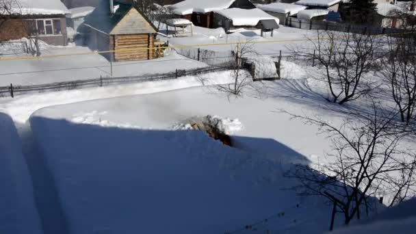 Incineración segura de residuos domésticos en la nieve. La basura se quema en una profunda deriva de nieve en el jardín. Limpieza invernal de residuos de basura y eliminación mediante incineración. — Vídeos de Stock