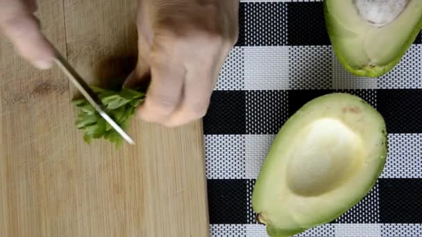 Preparando ensalada de aguacate. Corta la verdura a mano en la tabla de cortar. Nutrición adecuada para la dieta. — Vídeos de Stock