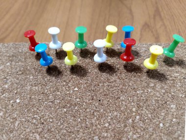 Düğmeler mantar paneline sıkışmış. Not ekleme tahtası. Gözenekli dokuya sahip malzemeler oluşturuluyor.