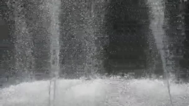 Fontänen i stadsparken på sommaren. Vattenstänk från fontänen. — Stockvideo