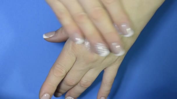 Die Hände der Frauen sind mit Feuchtigkeitscreme beschmiert. Pflege der Haut trockener alter Hände. — Stockvideo