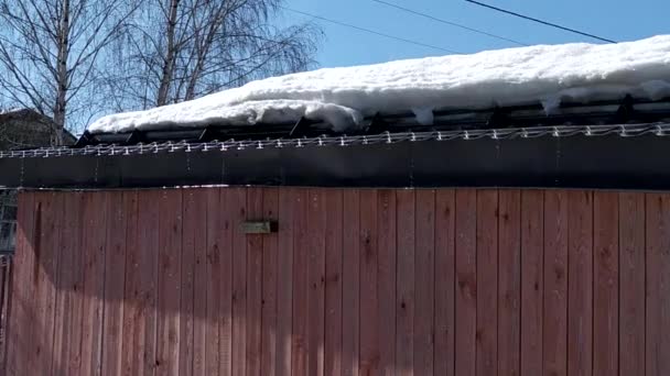 Primavera. A saltar do telhado. Água goteja do telhado em um dia ensolarado. — Vídeo de Stock