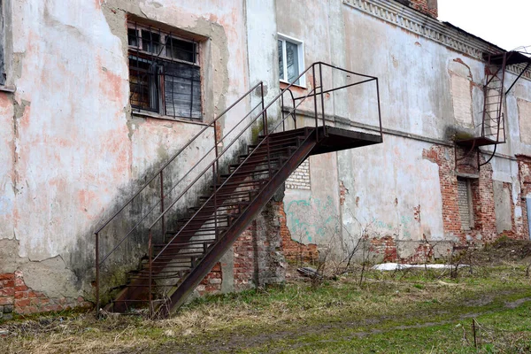 Gamla Murar Övergiven Byggnad Produktionsrum Tegelbyggnad Med Metalltrappa — Stockfoto