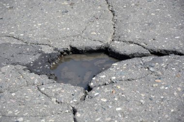 Yollardaki çukurlar. Asfaltta çatlak var. Şehirde yol onarımı.