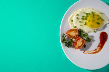 Domatesli omlet. Yumurta ve sebzelerle sabah kahvaltısı.