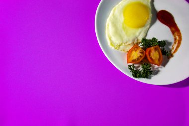 Domatesli omlet. Sabah kahvaltısı, kızarmış yumurta, sebze ve yeşil soğan. Yemeklerle dolu bir arka plan.