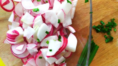 Turp salatası hazırlıyorum. Diyet vitamin salatası yapmak için erken kökten sebze. Taze sebze..