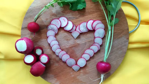 Turp Dilimlerinin Kalbi Yukarıdan Bak Diyet Vitamin Salatası Yapmak Için — Stok fotoğraf