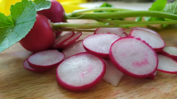 Raíces Rábano Cerca Los Trozos Del Rábano Están Tabla Cortar — Foto de Stock