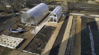 Bahçe yatakları. Sebze bahçesi manzaralı. Bahçe tasarımı ve sera düzeni.