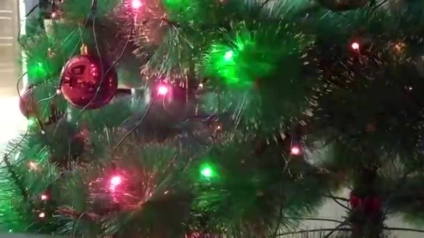 Albero di Natale con Lanterne. Luci colorate Lampeggiante su rami di pino. — Video Stock