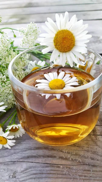 Aromático Manzanilla Una Taza Vidrio Sobre Fondo Madera Naturaleza Muerta — Foto de Stock