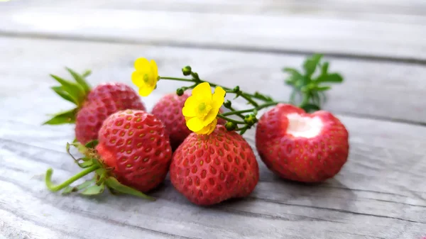 Erdbeere Großaufnahme Mit Ranunkelblüten Auf Einem Holztisch Reife Duftende Beeren — Stockfoto