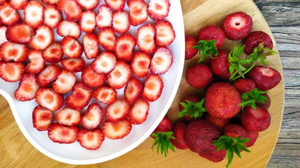 Φράουλες Λευκό Πιάτο Καρδιά Δίπλα Ολόκληρα Μούρα Ξύλινο Φόντο Μια — Φωτογραφία Αρχείου
