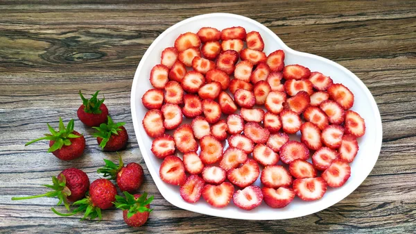 Φράουλες Λευκό Πιάτο Καρδιά Μια Ρομαντική Μερίδα Από Ένα Υγιεινό — Φωτογραφία Αρχείου