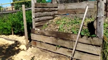 Gübre yığını. Humuslu bir çukur. Çim kesiklerini ve ev atıklarını bir yığın haline getirin..