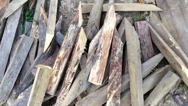 Brandhout. Afvalhout voor het aansteken van het fornuis. Een stapel houten planken voor het verwarmen van de kamer in het koude seizoen. — Stockvideo