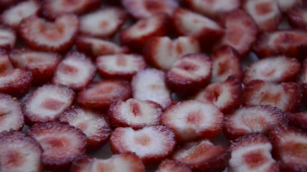 Aardbei. Snijwonden van rijpe aardbeien liggen op het bord, slow motion in een cirkel. Rode bessen. — Stockvideo