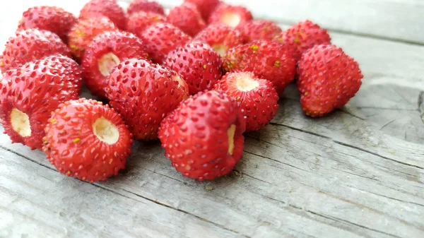 Φράουλες Κοντά Φόντο Από Ώριμα Μούρα — Φωτογραφία Αρχείου