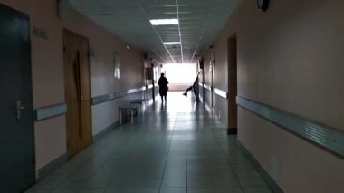 Hastane ve doktorlar. Rodniki şehri, Rusya, 2021. Klinikteki koridorda hareket var. Hastane binasında insanlar dolaşıyor..