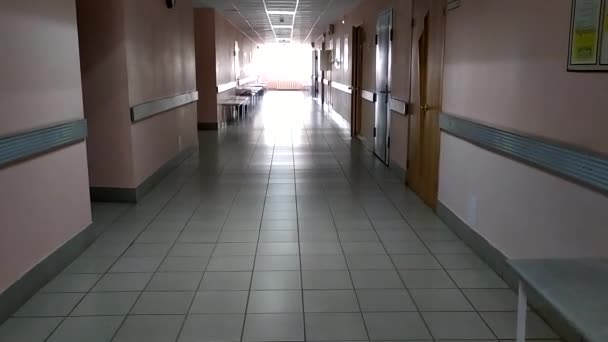 Al hospital. Pasillo vacío en la clínica. No hay gente en el edificio del hospital.. — Vídeo de stock