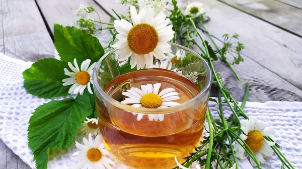 Chamomile Tea Drink Chamomile Flowers Flowers Cup Tea Wooden Background — Stock Photo, Image