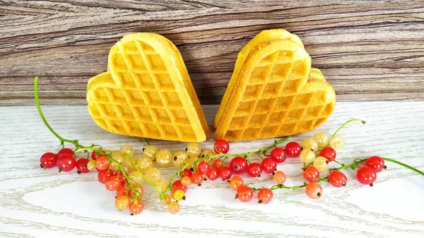 Biscotti Con Cuori Con Bacche Ribes Uno Sfondo Legno Cartolina — Foto Stock