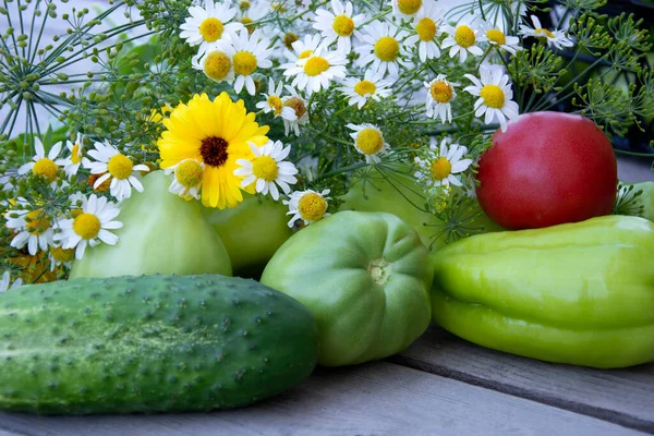 Verduras Ramo Flores Silvestres Cerca Verduras Frescas Sobre Fondo Madera — Foto de Stock