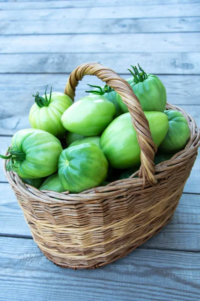 Λαχανικά Κοντινό Καλάθι Ένα Ψάθινο Καλάθι Πράσινες Ντομάτες Στέκεται Ξύλινο — Φωτογραφία Αρχείου