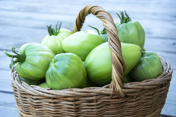 Λαχανικά Κοντινό Καλάθι Ένα Ψάθινο Καλάθι Ντομάτες Και Αγγούρια Στέκεται — Φωτογραφία Αρχείου