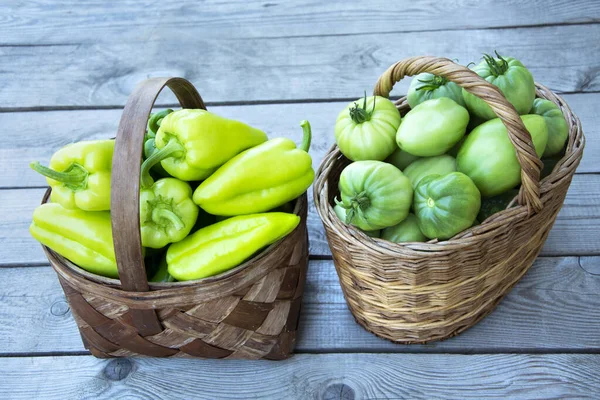 바구니에 야채가 바구니 바구니에 야채를 넣는다 토마토와 — 스톡 사진