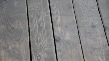 Yağmur. Tahtaya yağmur damlaları düşer..