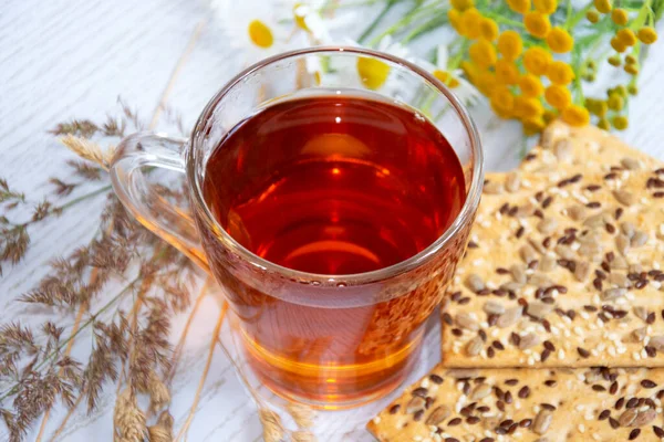 Chá Com Biscoitos Copo Vidro Com Chá Quente Biscoitos Flores — Fotografia de Stock