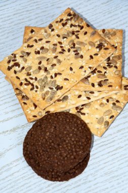 Ayçiçeği tohumlu bisküviler ve çikolatalı bisküviler..