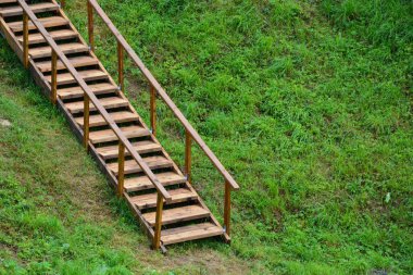 Dağa tırmanmak için tahta merdiven. Yüksek bir tepeye çıkan merdivenler..