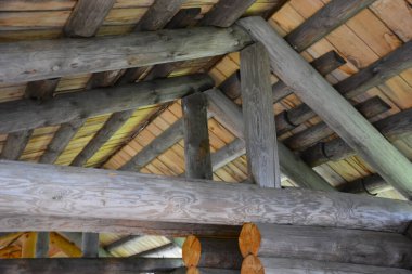 Tahtadan çatı kirişleri. Ev doğal kütüklerden yapılmış. Tahta bina..