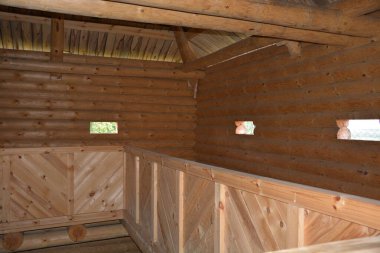 Tahta bina. Ev doğal kütüklerden yapılmıştır..