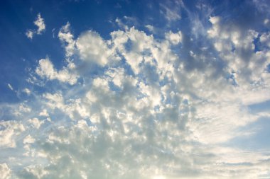 Bulutlu gökyüzü. Mavi gökyüzünde küçük sirrus beyaz bulutlar.