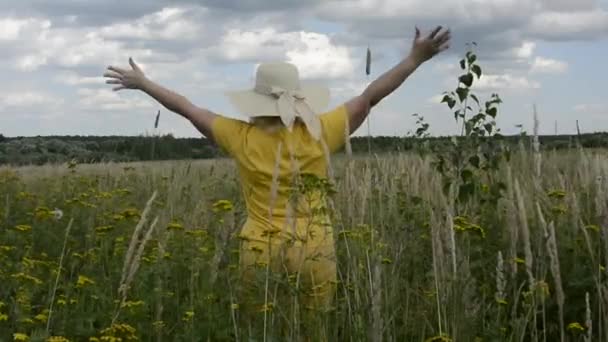 Şapkalı Bir Kadın Çiçeklerin Arasında Saklanıyor Çayır Otları Çiçekler Yaşlı — Stok video