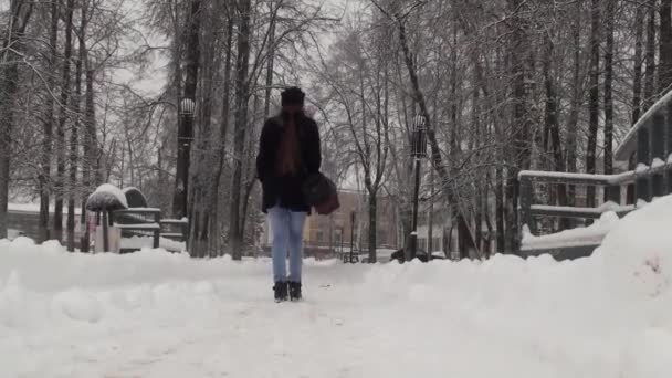 Dziewczyna Idzie Śnieżnym Szlakiem Uczeń Wraca Szkoły Torbą Ramionach Zimą — Wideo stockowe